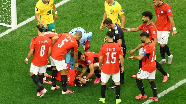 Mohamed Hany asustó a todos al desplomarse durante el partido de Australia vs Egipto por 16avos del Mundial 2026 / Foto: Reuters - Kai Pfaffenbach