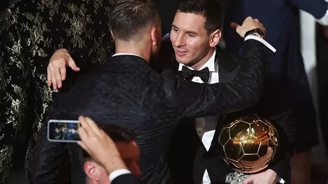 Messi recibiendo el saludo de los mejores jugadores del mundo.