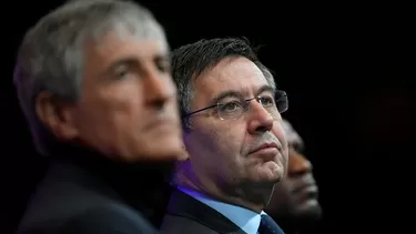 Josep Maria Bartomeu junto a Quique Setién, nuevo DT del Barcelona | Foto: AFP.