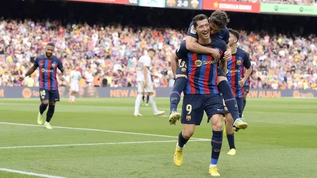 Barcelona goleó 3-0 al Elche y verá el derbi madrileño como líder