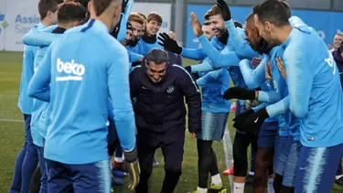 Jugadores del Barcelona agasajaron a Ernesto Valverde por su cumpleaños con &#39;apanado&#39; | Foto: AFP.