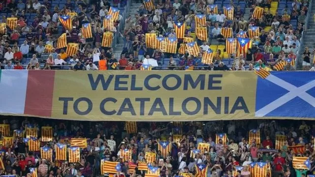 Otra vez la política en el fútbol con las banderas en el Camp Nou.