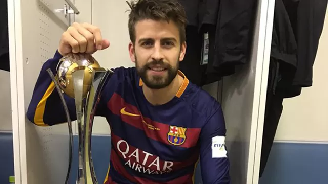 Piqu&amp;eacute; con la copa del Mundial de Clubes.-foto-1