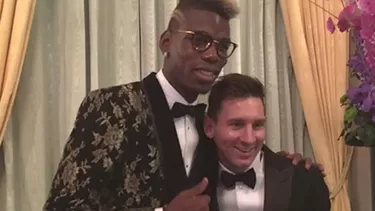 Pogba junto a Messi en la gala del Bal&amp;oacute;n de Oro.