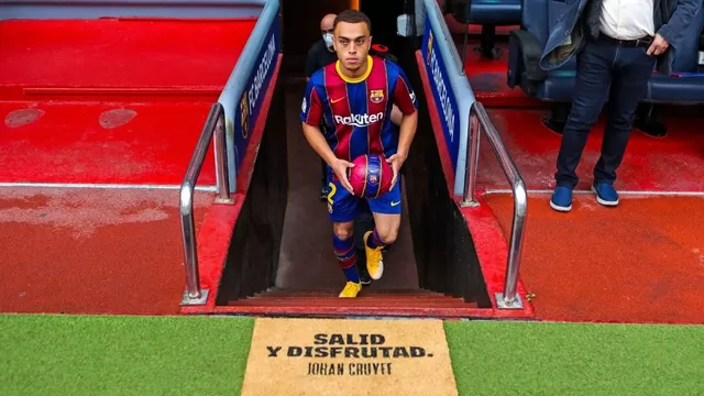 Sergiño Dest, lateral de 19 años. | Foto/Video: @barcelona