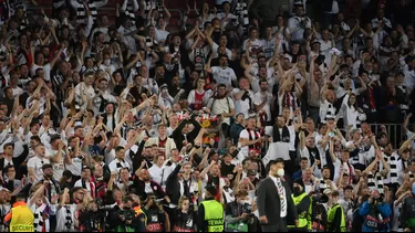 Unos 30 mil fanáticos del Eintracht Frankfurt llegaron sin entrada al Camp Nou. | Foto: AFP