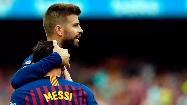 Pique celebrando junto a Messi. | Foto: AFP