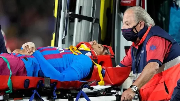 Barcelona: Ronald Araújo recibió el alta y abandonó el hospital