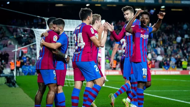 Barcelona se impone al Valencia por 3-1 en el debut oficial del 'Kun' Agüero