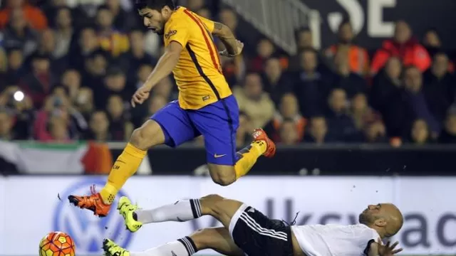 Luis Suárez pisó a defensor tunecino.-foto-1