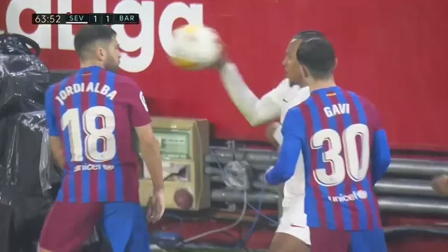 Barcelona vs. Sevilla: Expulsado Koundé por pelotazo en la cara a Jordi Alba