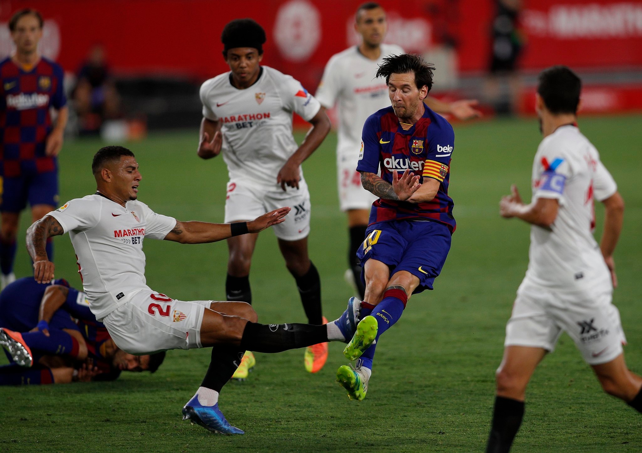 Aquí la dura falta sobre Messi | Foto: AFP.
