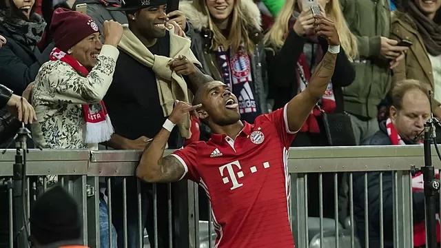 Bayern: Douglas Costa y su selfie tras el 2-0 sobre Mönchengladbach