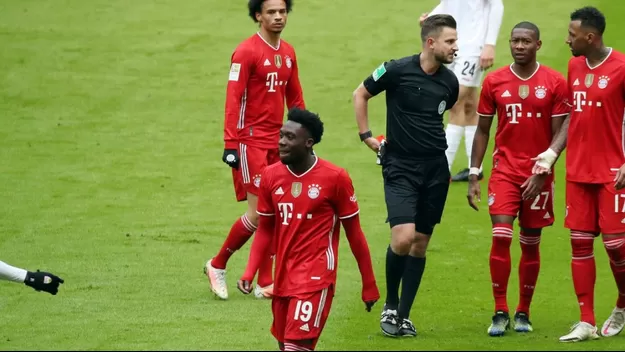 Bayern Munich: Durísima entrada le costó dos fechas de suspensión a Alphonso Davies