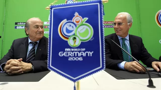Beckenbauer junto a Blatter.