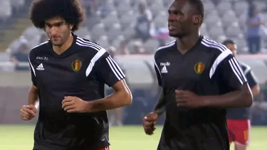 Fellaini y Benteke (Foto: AFP)