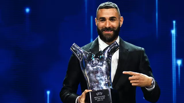El atacante francés del Real Madrid obtuvo el premio a mejor jugador UEFA del año en Estambul.