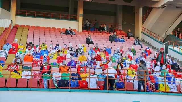 Maniquíes tienen la cara de los hinchas del Dinamo Brest que adquirieron la localidad. | Foto-video: @dynamobrest