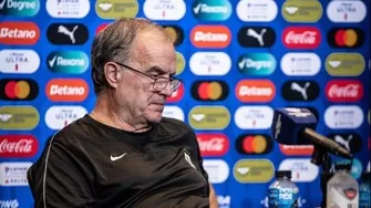 Marcelo Bielsa respaldó accionar de sus jugadores tras presuntas agresiones de hinchas / Foto: Selección Uruguaya / Video: TyC Sports