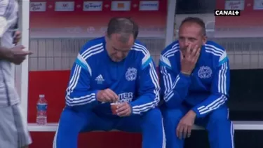 Bielsa sumó su primer triunfo en Francia y celebró con café en pleno partido