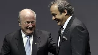 Blatter admite "error" de otorgar el Mundial a Qatar y arremete contra Platini