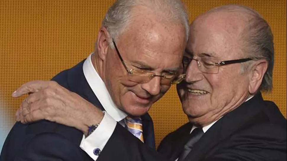 Joseph Blatter y Franz Beckenbauer est&amp;aacute;n siendo investigados por la FIFA.