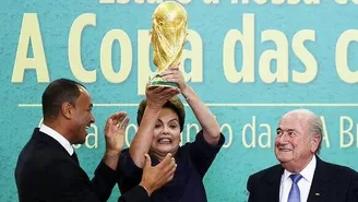 Blatter presentó trofeo del Mundial a Rousseff 