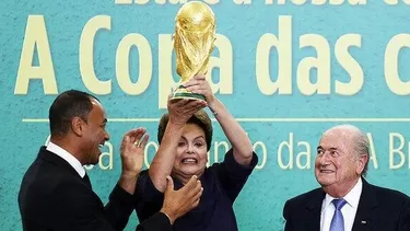 Blatter presentó trofeo del Mundial a Rousseff 