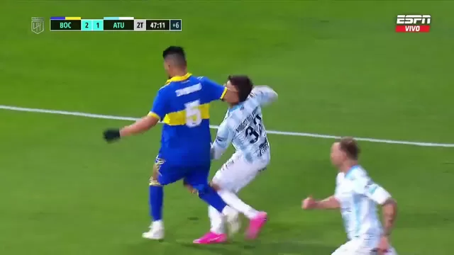 Boca Juniors: Carlos Zambrano le tiró un codazo a  rival, pero árbitro no lo amonestó ni cobró penal