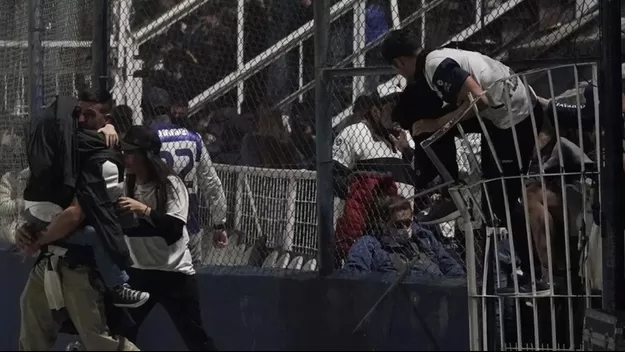 Hinchas de Gimnasia doblaron rejas en su desesperación por escapar del gas lacrimógeno