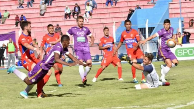 Bolivia: club se presentó con dos equipos y dos técnicos por pugnas internas