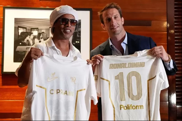 Ronaldinho anunció su regreso al fútbol profesional. (Foto: AP by Rebecca Blackwell)