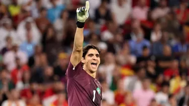 Yassine Bounou, conocido como Bono, demuestra su hinchaje por River Plate. | Foto: AFP/Video: Espn