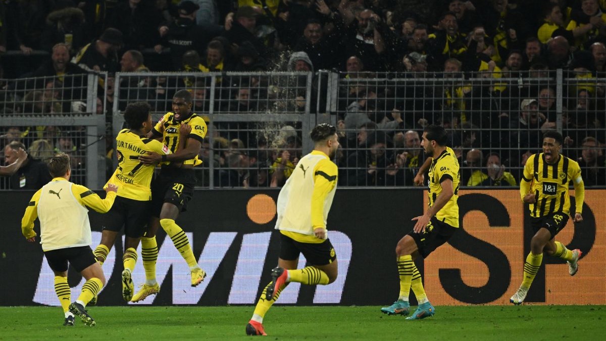 Bayern ganaba 2-0, pero Borussia Dortmund alcanzó el empate a los 90+5'. | Foto: AFP/Video: Espn