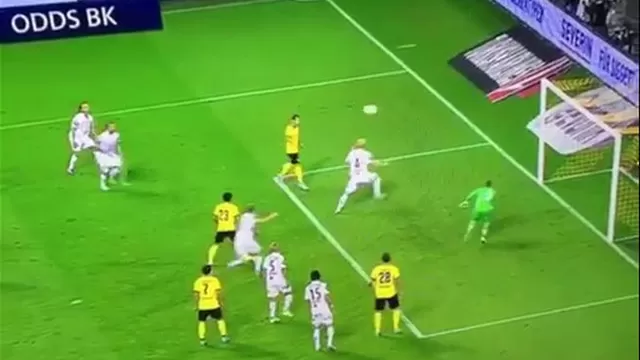 Borussia Dortmund: la sorprendente triple atajada de arquero de 19 años