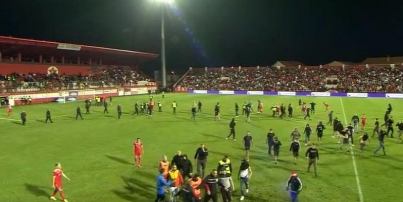 Los hinchas del Velez Mostar invadieron la cancha en los minutos finales del partido | Foto: Twitter.