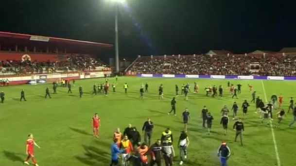 Los hinchas del Velez Mostar invadieron la cancha en los minutos finales del partido | Foto: Twitter.