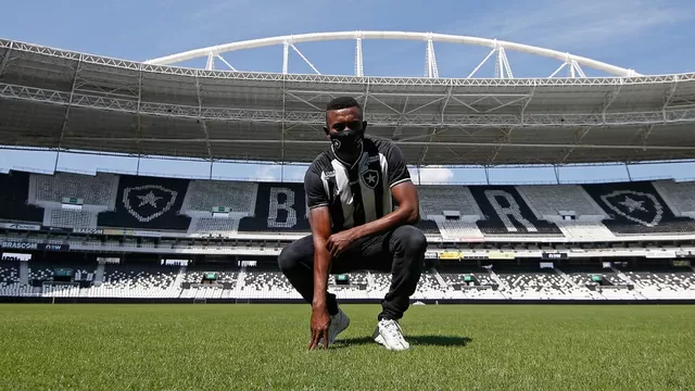 Salomon Kalou llegó este sábado a Río de Janeiro. | Foto: @Botafogo/Video: YouTube