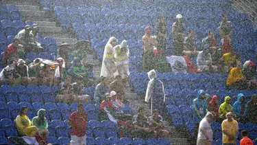 Brasil 2014: Hincha mexicana pagó 200 dólares por una capa de lluvia