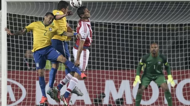 Brasil: absurda mano de Thiago Silva, penal y gol de Paraguay