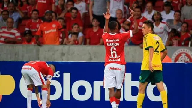 Brasil: dejó el balón en pleno ataque para insultar a los hinchas