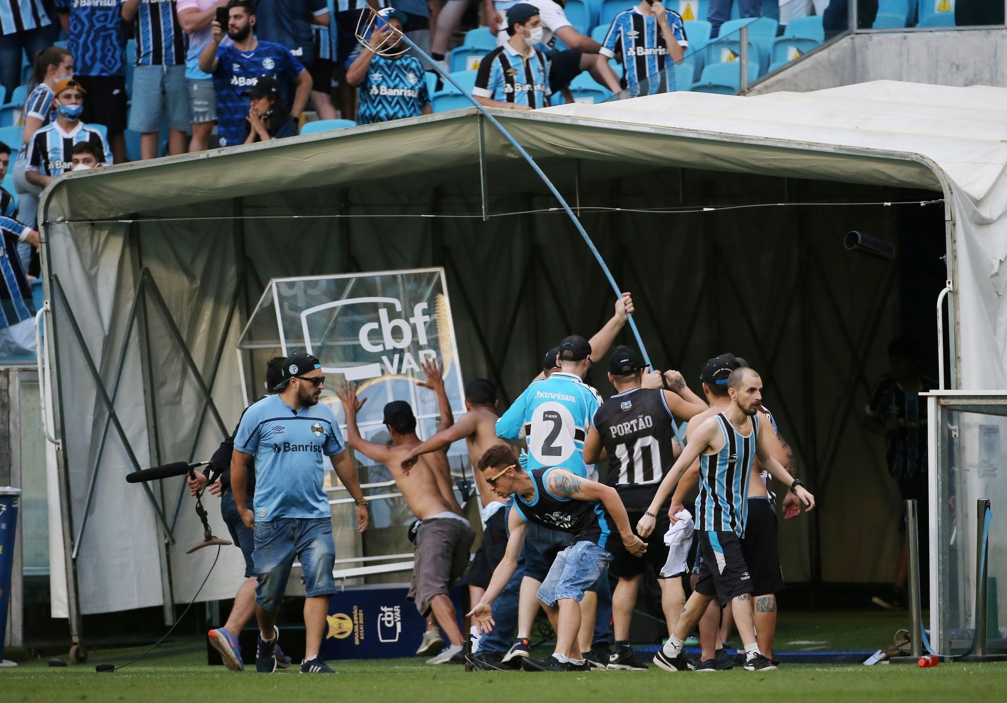 Brasil Hinchas de Gremio invaden cancha y destrozan la cabina del VAR