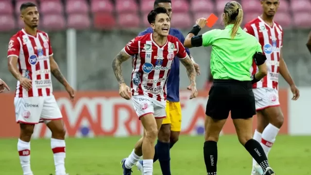 Débora Cecília revisó el VAR y luego expulsó al jugador. | Video: TV Globo