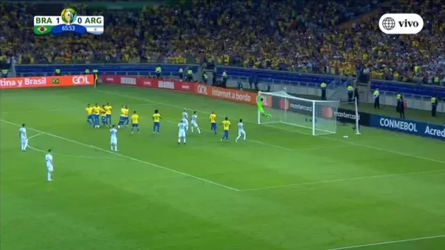 El portero Alisson atajó de manera increíble un tiro libre de Messi. | Foto y video: América TV 