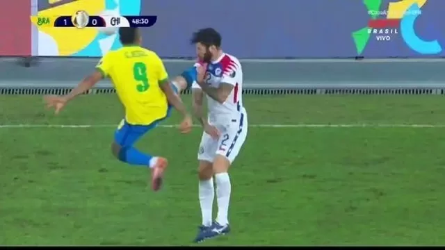 Brasil vs. Chile: Gabriel Jesus se ganó la roja tras una patada en el rostro de su rival