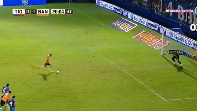 Brian Sarmiento no lo podía creer: picó penal y el palo le negó el gol