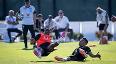 La entrada de Casemiro a Endrick en entrenamiento de la Canarinha que se prepara para el Mundial 2026. | Foto y Video: Cazé TV