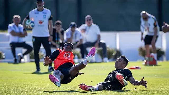 La entrada de Casemiro a Endrick en entrenamiento de la Canarinha que se prepara para el Mundial 2026. | Foto y Video: Cazé TV