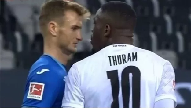 Bundesliga: Borussia Mönchengladbach multó a Thuram por escupir a un rival