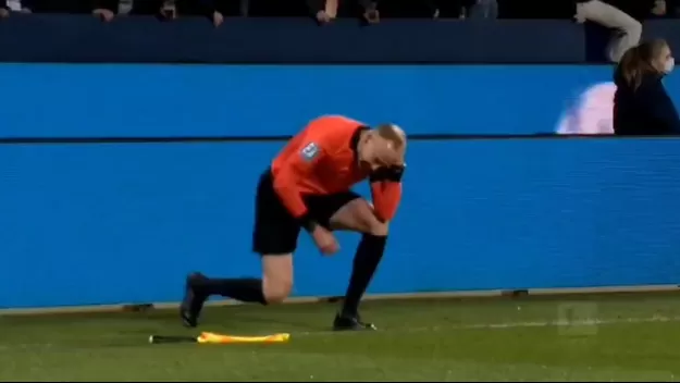 Bundesliga: Suspenden partido en Bochum por lanzamiento de objeto contra juez de línea